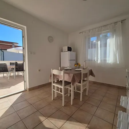 With Parking Space Rab - 24792 דירה *